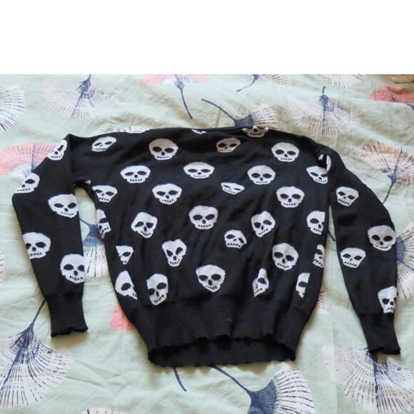 Black sweater, skulls pattern, size small - Picture 2 of 5